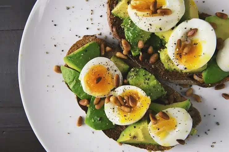 Opskrift på ristet brød med avocado og æg