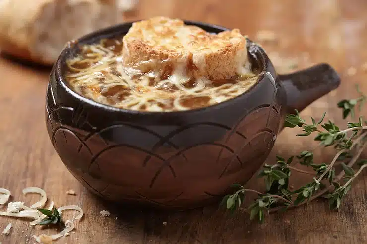 Opskrift på lækker løgsuppe med ostebrød