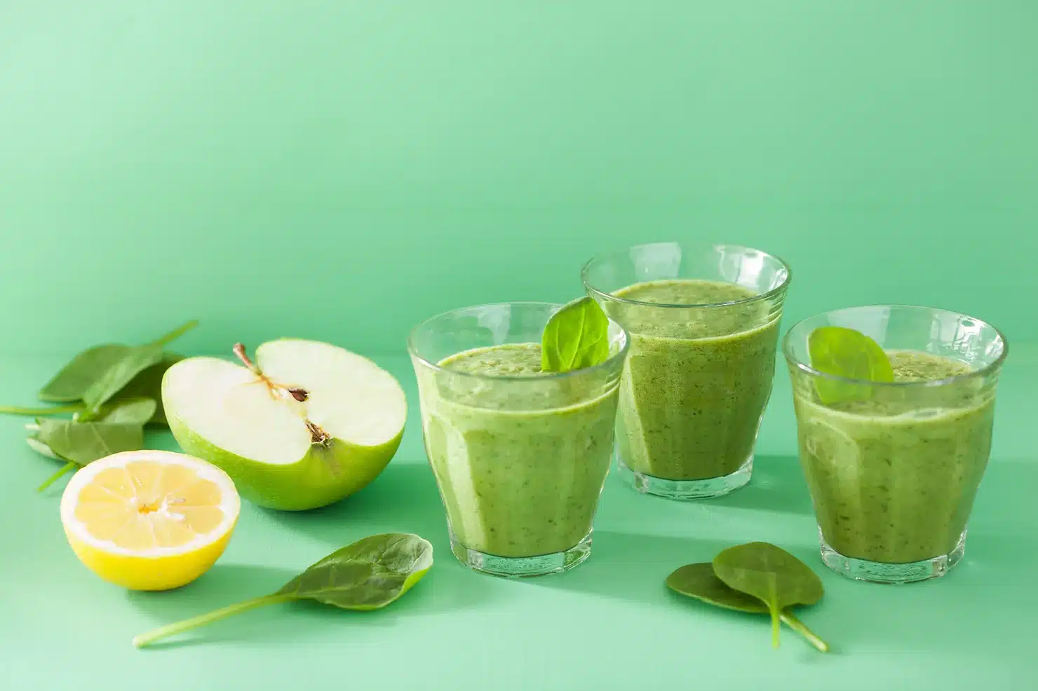 Grøn smoothie med spinat og avocado