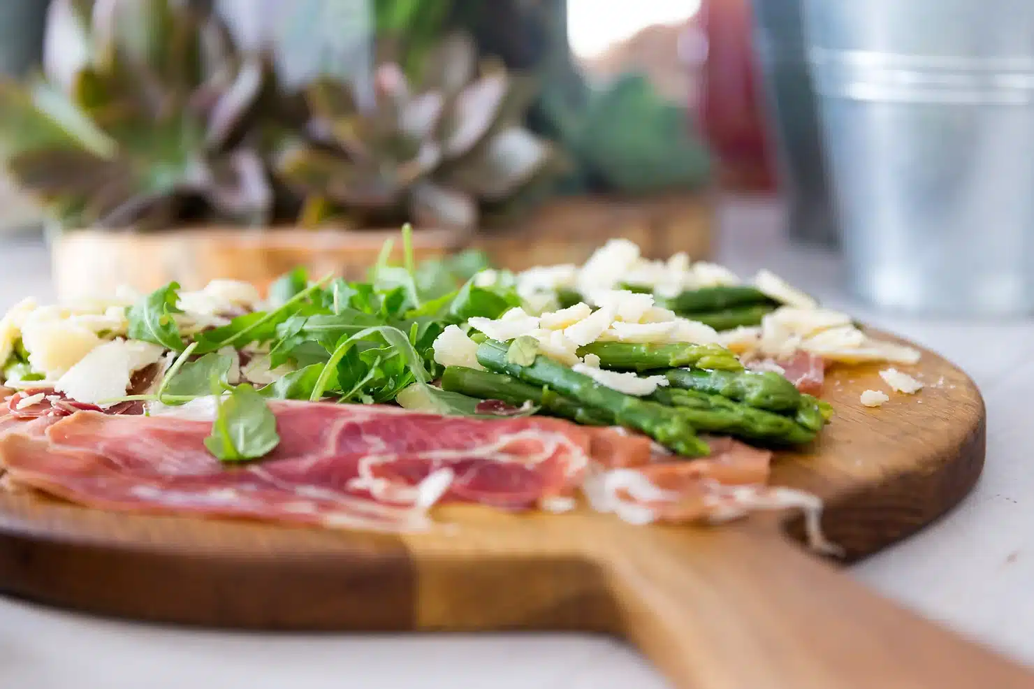 Opskrift på carpaccio med rucola salat