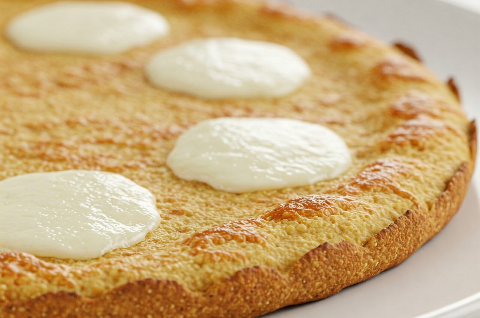 Keto pizzabund af mozzarella og mandelmel