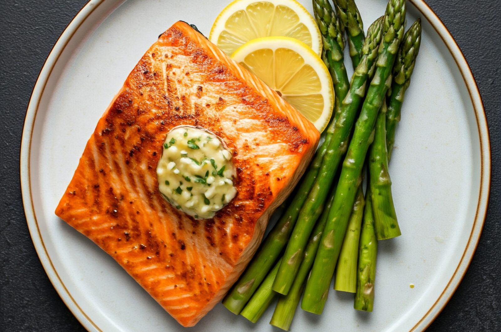 Grillet Laks med Citron-Smørsovs og Asparges