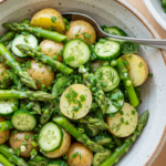 Frisk sommerkartoffelsalat med nye kartofler, asparges og sprød agurk