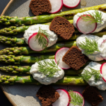 Grillede danske asparges med rygeostcreme, radiser og rugbrødscroutoner