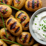 Grillede Nye Kartofler med Cremet Rygeostdip og Frisk Purløg