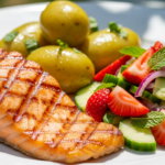 Grillet Laks med Nye Kartofler og Frisk Jordbær-Agurkesalat
