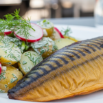 Grillet Røget Makrel med Cremet Nye Kartoffelsalat og Friske Radiser