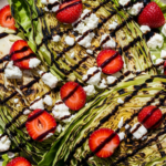 Grillet Spidskålssalat med Friske Danske Jordbær, Feta og Balsamico Glaze