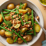 Lun Kartoffelsalat med Grønne Bønner, Sprøde Mandler og Dildvinaigrette
