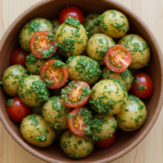 Nye Kartofler med Hjemmelavet Urtepesto og Cherrytomater