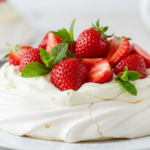 Pavlova med friske danske jordbær, limecreme og mynte