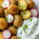 Ristede Nye Kartofler med Urte-Friskostcreme, Radiser og Purløg