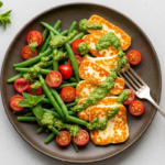 Stegt Halloumi med grønne bønner, cherrytomater og myntepesto