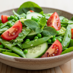 Frisk Sommersalat med Danske Tomater, Agurk og Ærter